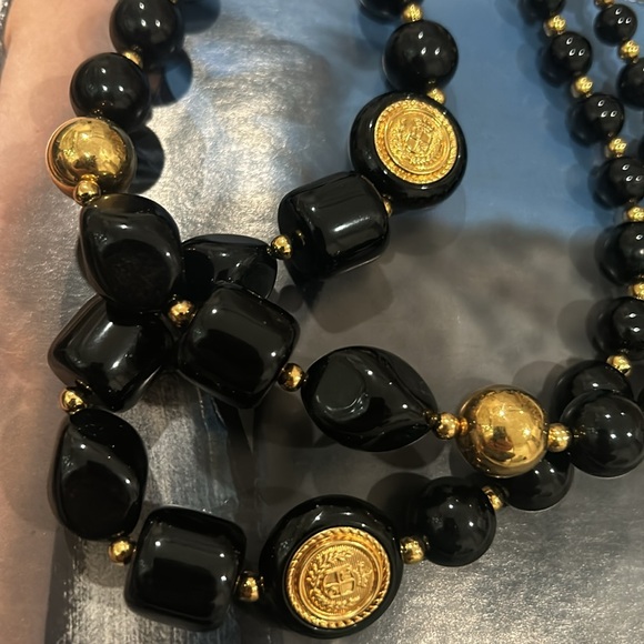 Vintage Liz Claiborne Black Plastic Gold Tone Beaded Necklace Classic Logo - Picture 4 of 8